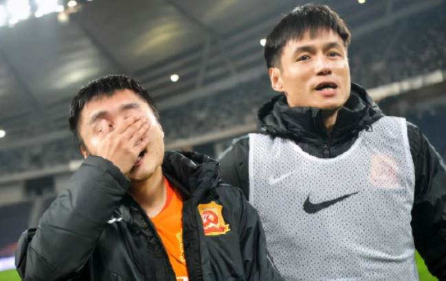 卓尔一球小胜保级成功!两大将赛后泪洒绿茵场