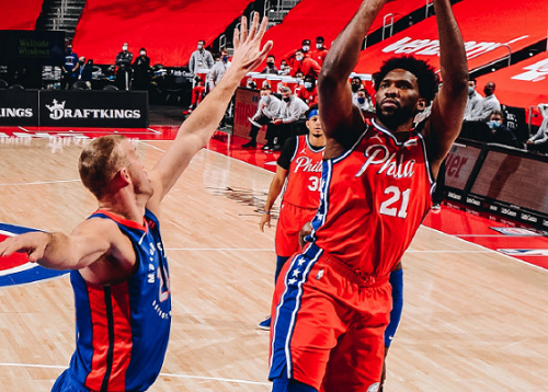 恩比德持续30+两双表现,比肩巴克利张伯伦