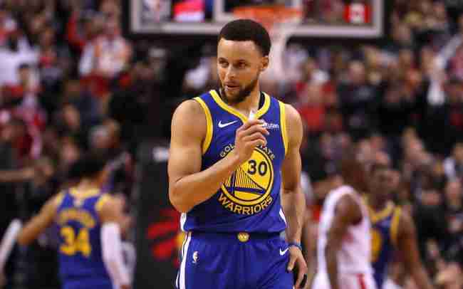 突发!库里开赛前身体不适离开球场 本场将缺席