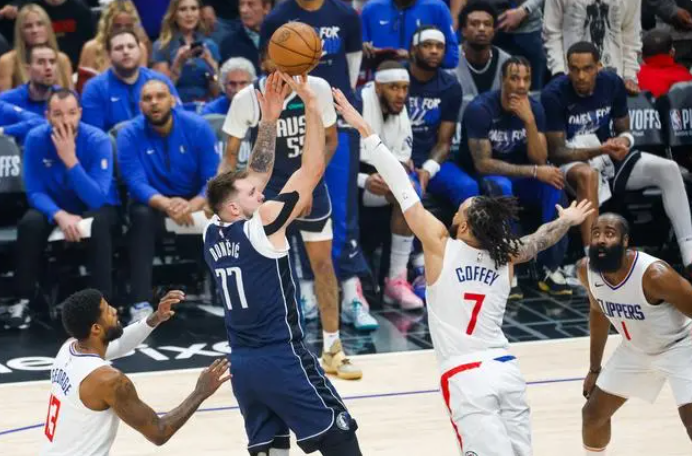 NBA-独行侠123-93快船夺下天王山，东契奇35+7+10，哈登12中2