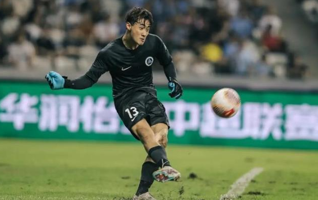 中超-十人新鹏城0-0河南 门将彭鹏染红杜加利奇倒钩门线解围