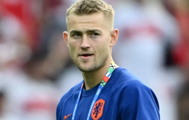 曼联夏窗引援再添变数：德利赫特谈判受阻，仍寻中后卫及右后卫补强