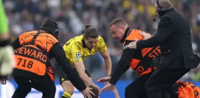 16岁少年欧冠决赛恶作剧被判罚，反思错误行为