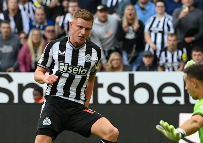 哈维-巴恩斯谈纽卡斯尔联队生涯：从伤病挑战到家庭安定，与主帅埃迪-豪的深厚情谊