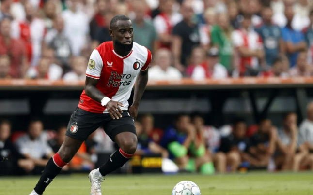 英超英超争锋：维拉挑战巴黎，争抢荷兰多面后卫海特勒伊达