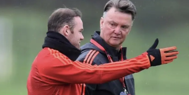 《坚守足球》揭秘：鲁尼因季前赛点球失误，范加尔铁规下让后卫菲尔-琼斯接管点球权