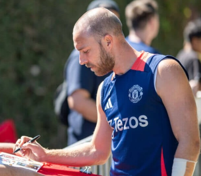 曼联转会动态：埃里克森等三人或离队，麦克托米奈谈判进展