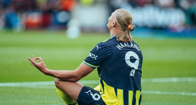 哈兰德帽子戏法助曼城三连胜，赛季初展露锋芒