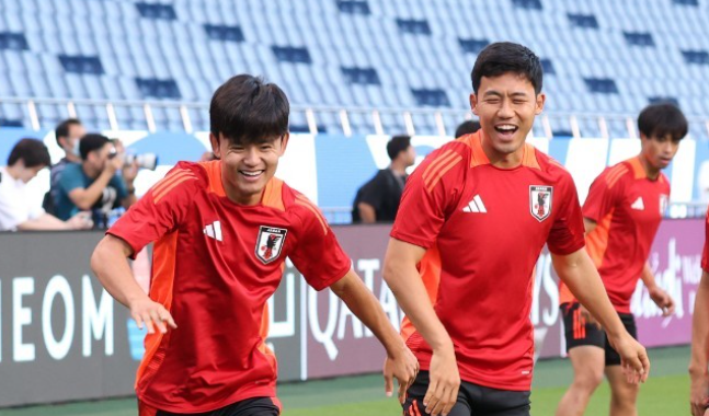 久保建英展现团队精神与主场雄心