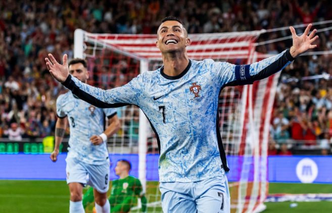 C罗：900球里程碑背后的汗水与团队力量