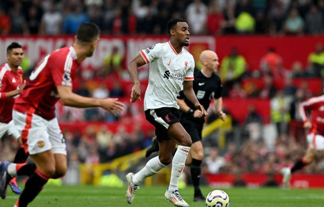 赫拉芬贝赫英超赛季状态回暖，赞扬斯洛特领导有方