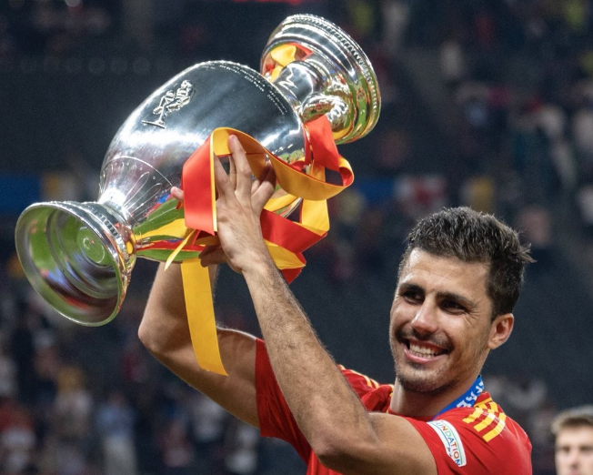 皇马通过曼城得知维尼修斯无缘金球奖，决定不派代表参加颁奖典礼