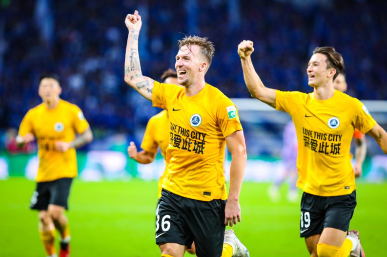 中超-上海申花2-2遭深圳新鹏城逼平，积分榜跌至次席