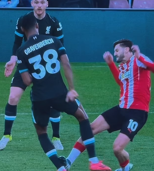 曼联名宿基恩：拉拉纳亮鞋钉踩踏应直红罚下