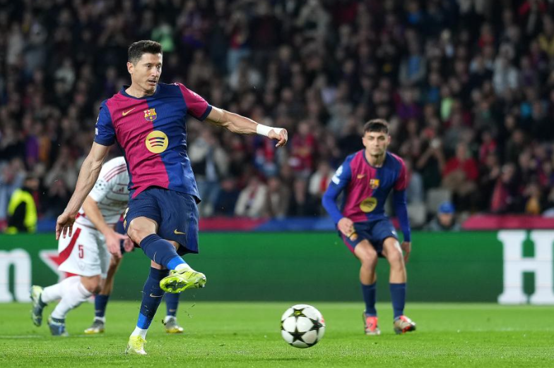 欧冠-巴萨四连胜，莱万里程碑之战双响炮