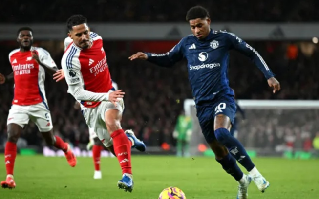 曼联对阵阿森纳，赖特惊讶于首发选择，内维尔担忧马拉西亚对位