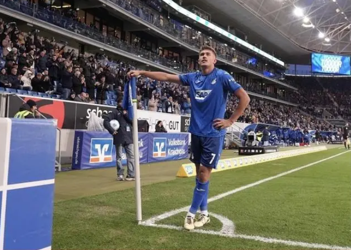 德甲-霍芬海姆4-3逆转RB莱比锡，赫洛热克梅开二度成关键