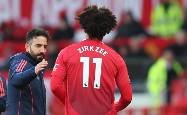 齐尔克泽遭曼联羞辱性换下，离队大门或已敞开