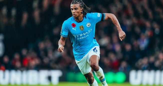 曼城大胜索尔福德城后，阿克谈沃克离队传闻