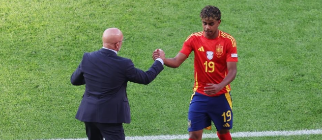 西班牙国家队主帅德拉富恩特：重视每位球员成长，尊重裁判工作