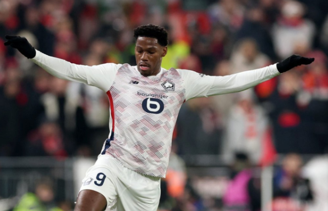 西汉姆联与尤文图斯竞逐里尔前锋乔纳森-戴维