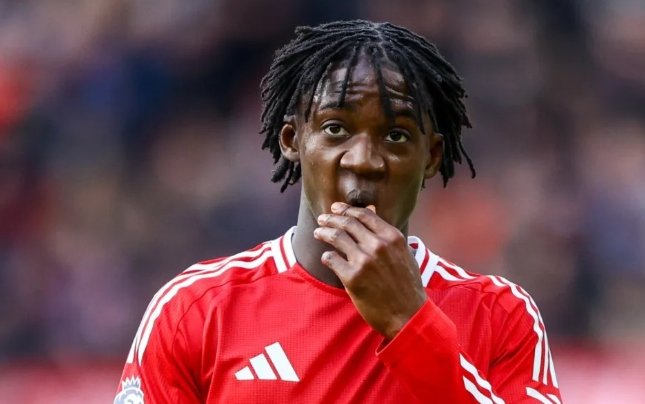 曼联中场梅努续约僵局，切尔西虎视眈眈