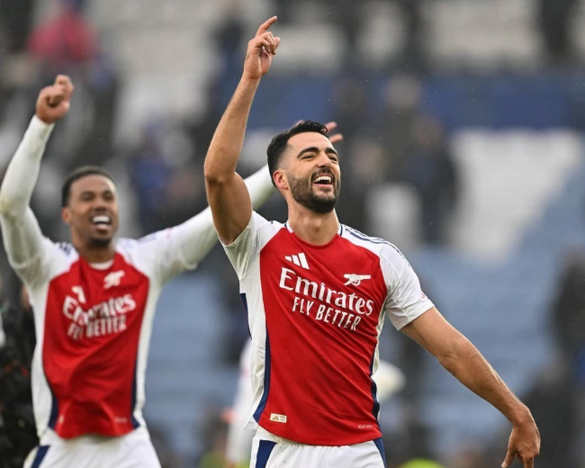 梅里诺客串前锋梅开二度，拉亚赞其聪明且比赛阅读能力强