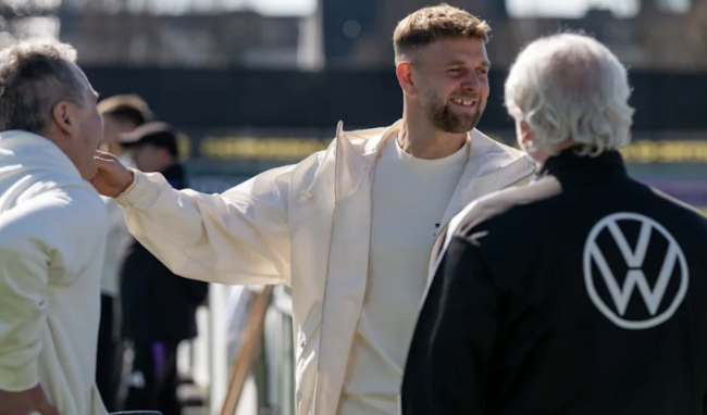 德国前锋菲尔克鲁格现身训练场，为德国队注入信心虽不赴米兰