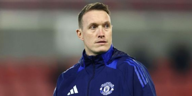 菲尔-琼斯转型教练：退役后寻新方向，盼曼联重振雄风