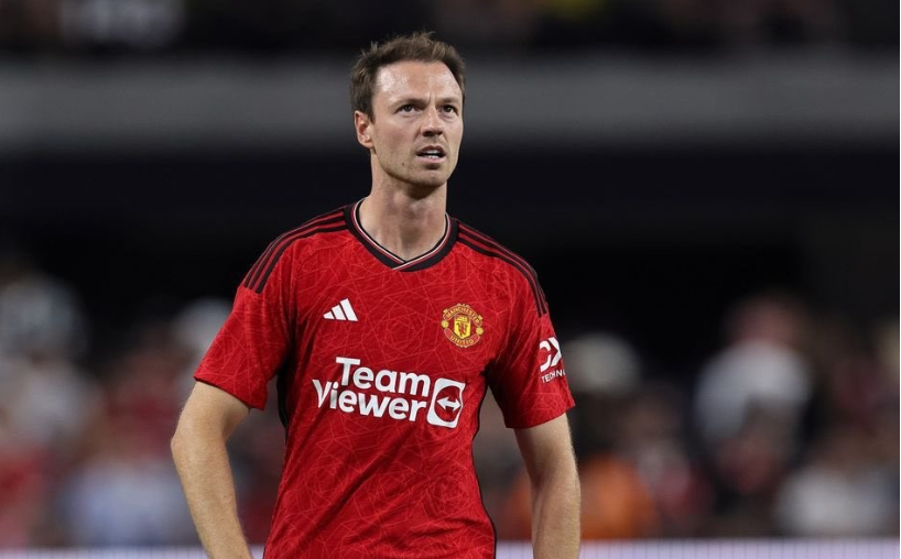 曼联防线老将埃文斯受腰椎间盘突出困扰，出场机会或减少