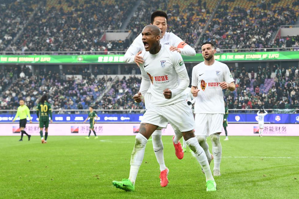 中超-浙江队与大连英博激战，1-1握手言和