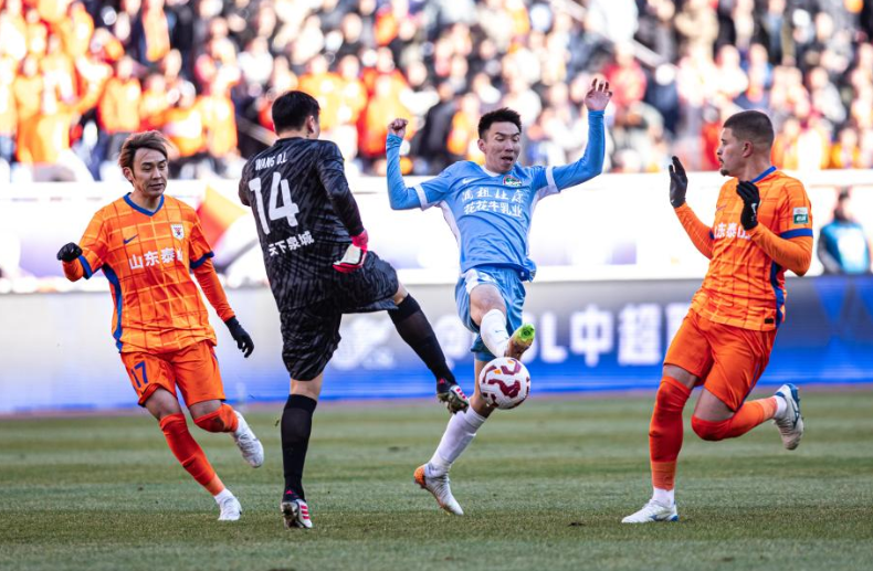 中超-十人山东泰山顽强战平河南队，开启中超新赛季