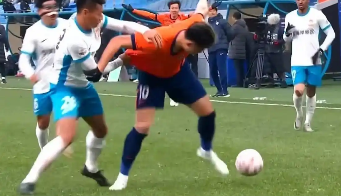 中超-青岛德比激情上演，青岛海牛2-2战平青岛西海岸