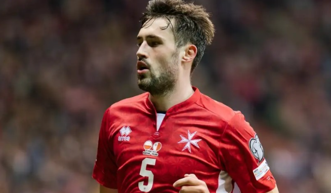 卡拉格之子詹姆斯亮相国际赛场，喜获莱万球衣