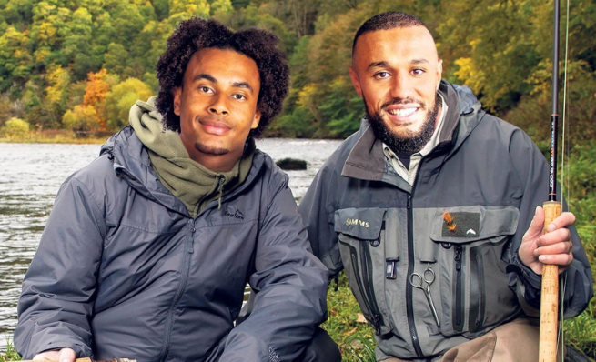 曼联双星齐尔克泽与马兹拉维训练服现身钓鱼店，共享垂钓乐趣