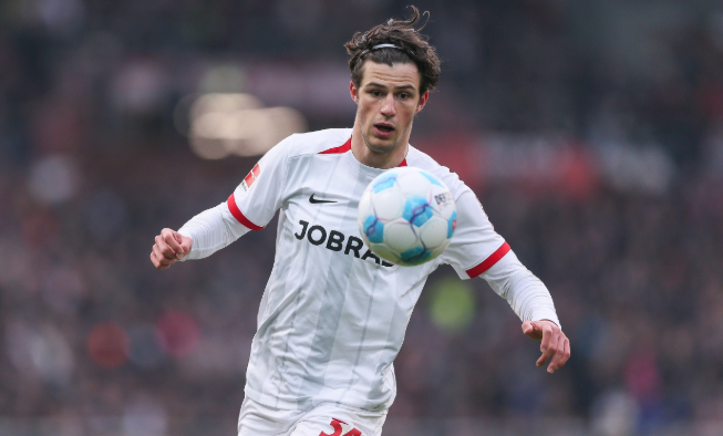 弗赖堡中场勒尔引英超双雄关注，伤病或成转会变数