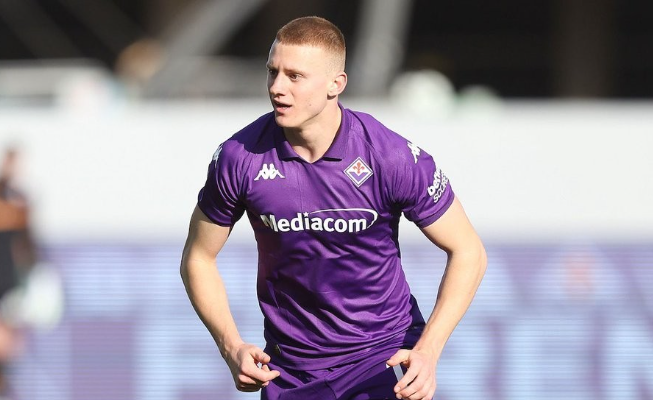 曼联与尤文竞逐佛罗伦萨新星科穆佐，转会风云暗涌