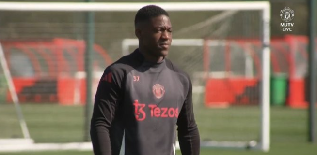 曼联备战欧联杯：梅努复出合练，德利赫特继续缺阵