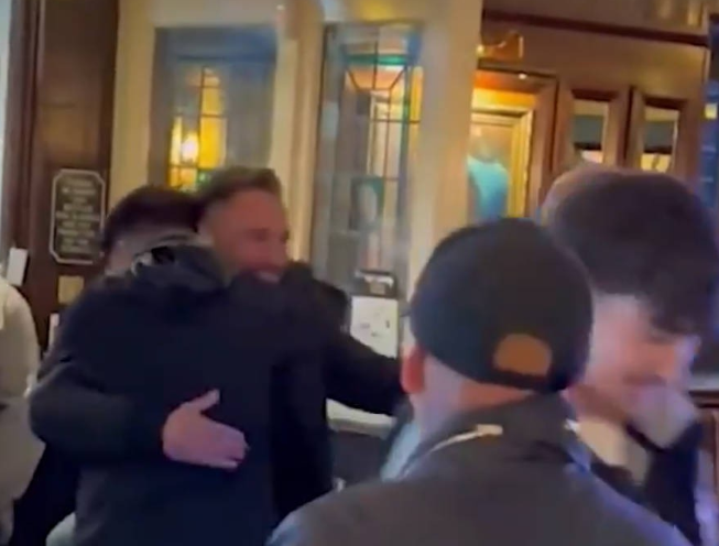 狼队主帅佩雷拉赛后与球迷酒吧共庆胜利，深情拥抱喊话“先拿分，再喝酒”