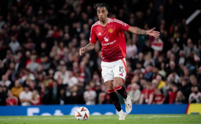 约罗盛赞疯狂之战：曼联团结一心晋级，梦剧场见证奇迹