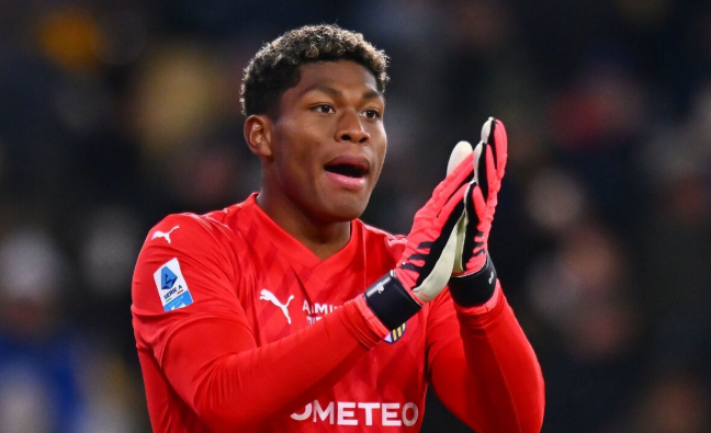 曼联瞄准帕尔马门将铃木彩艳，视作迈尼昂替代者