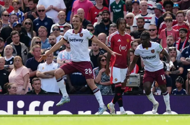 绍切克献子进球铸就经典战役 西汉姆联铁血压迫击溃曼联