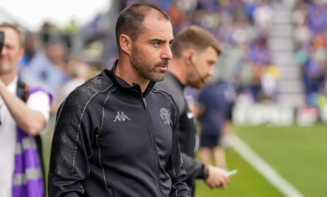 赫尔城一年三度换帅！塞莱斯下课成12个月内第三位离任主帅