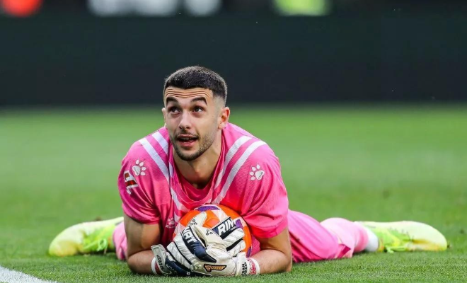 维拉门将更迭在即：马丁内斯或离队，西班牙人新星成引援目标