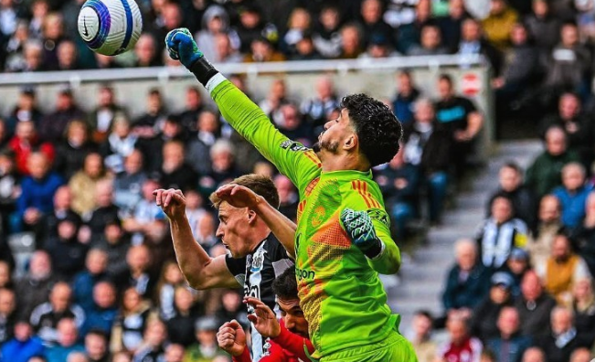 曼联计划引入新门将挑战奥纳纳，巴因迪尔或成离队热门