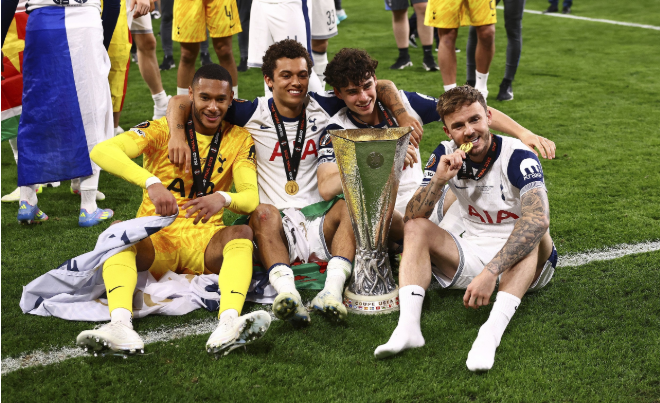 热刺欧联杯夺冠，约翰逊赞球迷声威助胜，萨拉赫贺电添彩