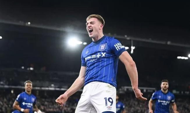 德拉普本周定未来，曼联领跑争夺战但切尔西携欧冠入局