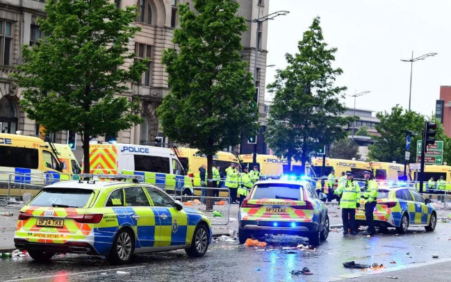 利物浦夺冠游行突发惨剧：司机涉嫌谋杀未遂与毒驾被捕，50人受伤引关注