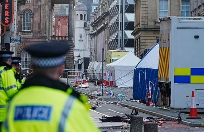 利物浦因汽车撞人事件推迟英超夺冠庆祝活动