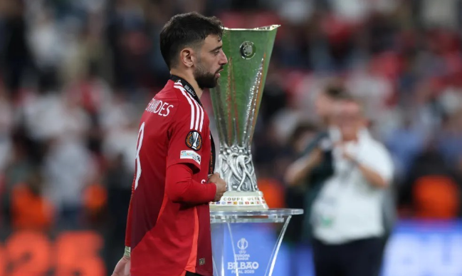 利雅得新月1亿英镑报价曼联队长B费，红魔或面临艰难抉择